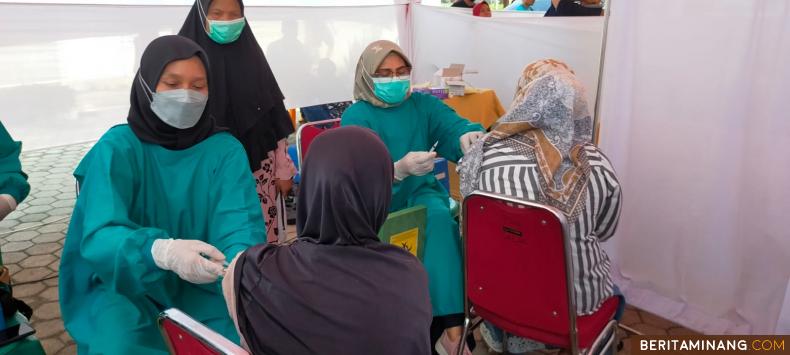 Tenaga Kesehatan tengah melakukan penyuntikan vaksin kepada ibu-ibu di acara Gebiyar Sumbar Sadar Vaksin yang digelar Polres Sawahlunto dan PT PLN (Persero) UPK Ombilin. Foto: Iyos