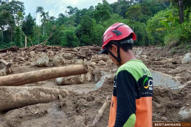 Relawan ACT Sumbar di lokasi banjir Solok Selatan. Humas ACT