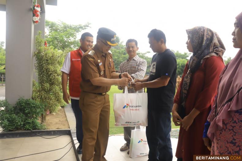 Pj Wako Payakumbuh Rida Anada Menyerahkan Bantuan Dari Pertamina untuk Warga Kurang Mampu Foto : Dok Kominfo Payakumbuh