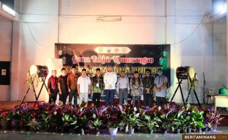 Wali Kota, H. Fadly Amran, BBA Datuak Paduko Malano foto bersama dengan panitia lomba.