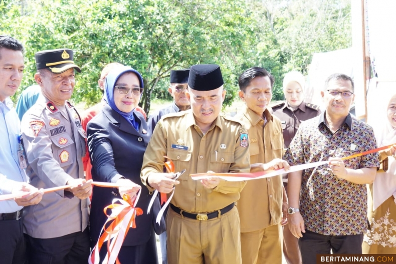 Sekretaris Daerah, H. Adlisman resmi membuka Adhyaksa Fair 2024, yang dilangsungkan di pelataran parkir Kejaksaan Negeri Dharmasraya, Pulau Punjung, Senin (8/07/2024). Foto: Kominfo Dharmasraya