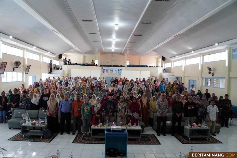 Foto bersama para peserta talkshow, Sabtu (5/10/2024) di Aula Diniyyah Puteri Padang Panjang. Foto:Kominfo Padang Panjang