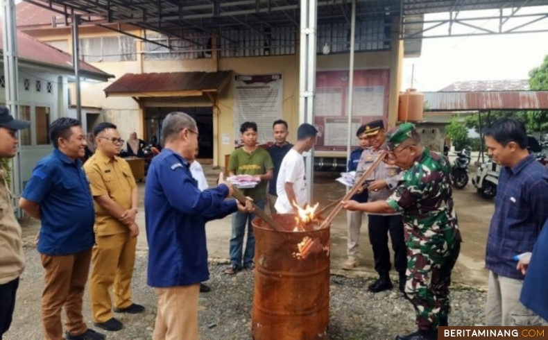 Suasana pemusnahan surat suara rusak dan atau berlebih oleh KPU Dharmasraya. Foto: Ist.