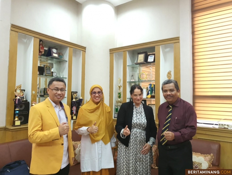 Almut Fricke-Weber dari Jerman saat diterima oleh Dekan Prof.  Dr. Ermanto,  S.Pd., M.Hum., Wakil Dekan I Dr. Havid Ardi, M.Hum., dan Kepala Departemen Bahasa dan Sastra Inggris Dr. Yuli Tiarina, M.Pd di Kampus FBS UNP Air Tawar Padang pada Senin (23/10/2023). Foto: MR