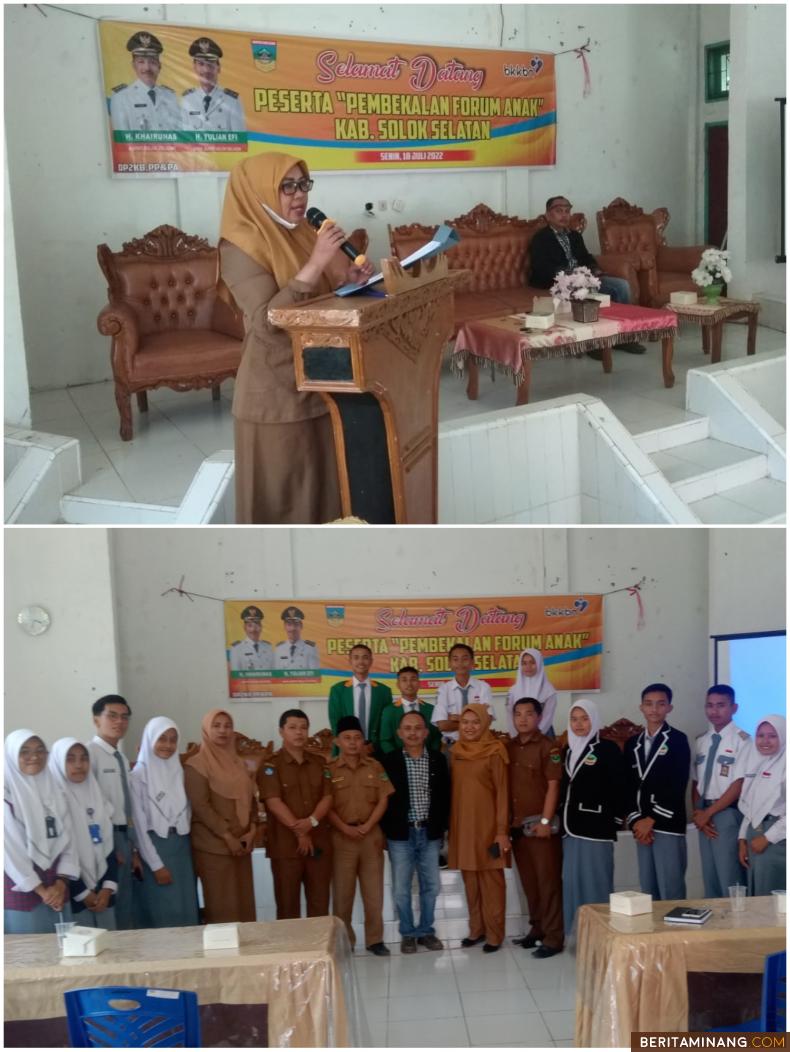 Kadis P2KBP3A Solsel dr. Erawati saat membuka kegiatan pembekalan Forum Anak Solsel, dan peserta bersama narasumber foto bersama di aula Kantor Camat Sangir, Senin (18/7/2022). Ist.