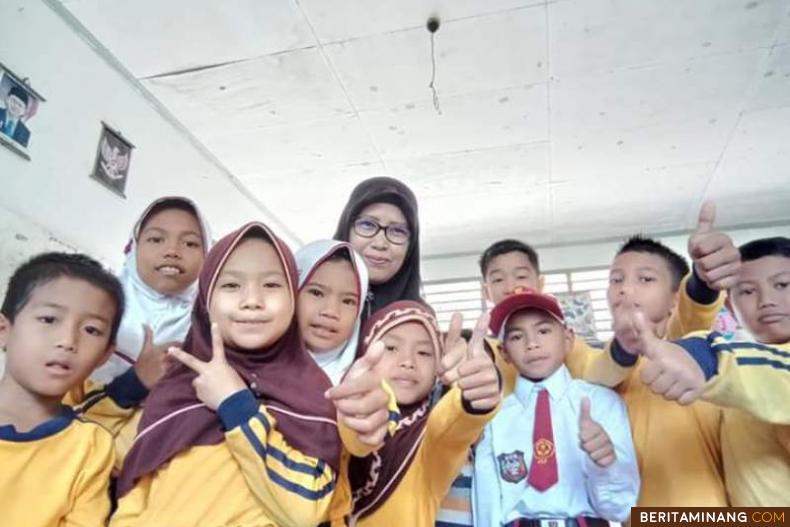 Rafka Muhammad Agustian (pakai baju putih merah) anak dari  keluarga korban kerusuhan di Wamena, sejak 10 Oktober sudah bersekolah di SDN 37 Lubuk Gambir. Humas Pessel