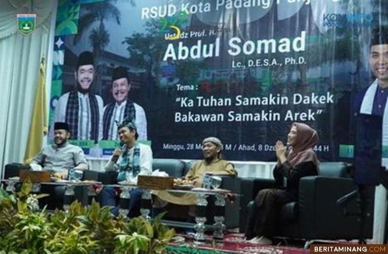 Penceramah  Prof. H. Ustaz Abdul Somad, Lc, D.E.S.A, PH.D atau yang populer disebut UAS, Ahad (28/5/2023) di Aula Poli RSUD bersaka Wako Fadly Amran. Foto: Kominfo Padang Panjang