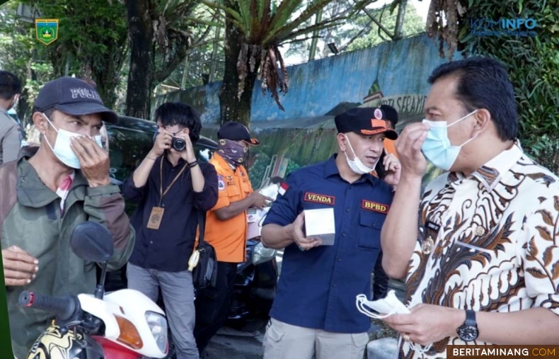 Penjabat (Pj) Wali Kota Padang Panjang, Sonny Budaya Putra, A.P, M.Si (pakai batik) bersama Kepala BPBD Kesbangpol, I Putu Venda, S.STP, M.Si dan jajaran, membagikan Kamis (7/12/2023) di Jalan Sudirman. Foto: Kominfo Padang Panjang