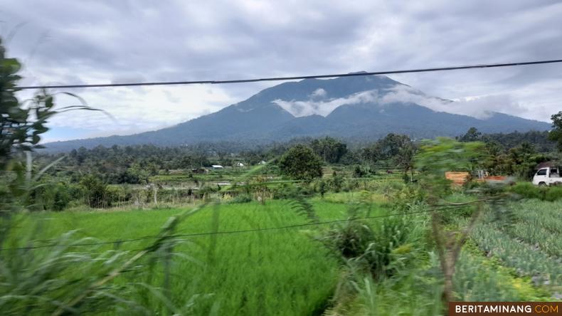 Gunung Marapi dilihat dari Sungai Tarab, Tanah Datar. Foto: Dok.BeritaMinang/Rokcalva