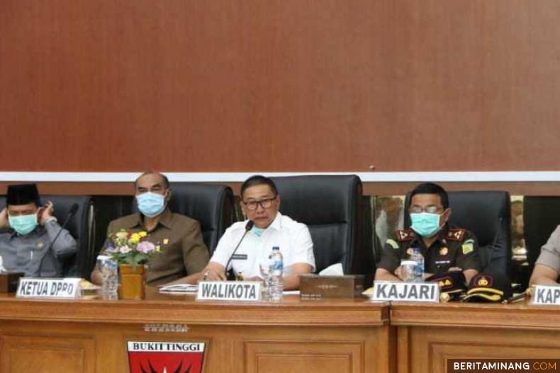 Wali Kota Bukittinggi Ramlan Nurmatias memimpin saat rapat penanganan Virus Corona. Foto Humas Bukittinggi