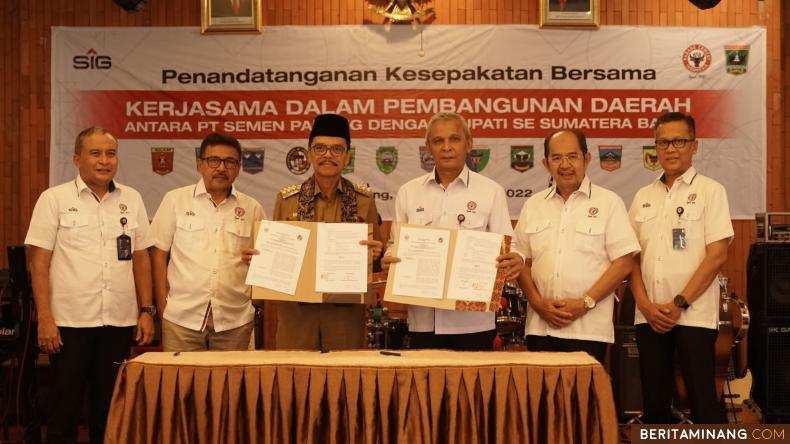 Bupati Lima Puluh Kota Tekan MOU Kerjasama Dengan Dirut PTSP. Foto : Kominfo Lima Puluh Kota