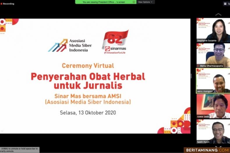 Penyerahan obat herbal secara simbolis oleh Managing Director Sinar Mas, Saleh Husin, kepada Ketua AMSI Wenseslaus Manggut dalam Ceremony Virtual 