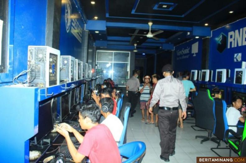 Puluhan remaja yang tengah asik bermain di warnet (warung internet) di tengah malam dibubarkan oleh tim gabungan Polda Sumbar. Foto: Tribratanews