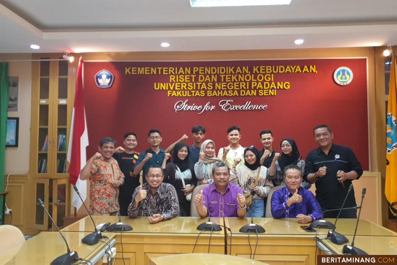 Atlet Senam Mahasiswa Sendratasik FBS UNP Dilepas Dekan untuk Mengikuti FORNAS di Palembang yang dilaksanakan di ruang sidang FBS UNP Kampus Air Tawar Padang pada Kamis (30/6).