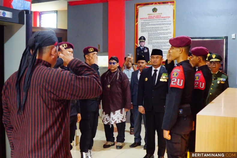 Bupati Dharmasraya, Sutan Riska Tuanku Kerajaan saat berada di LP Dharmasraya, Sabtu, (17/08/2024). Foto: Kominfo Dharmasraya