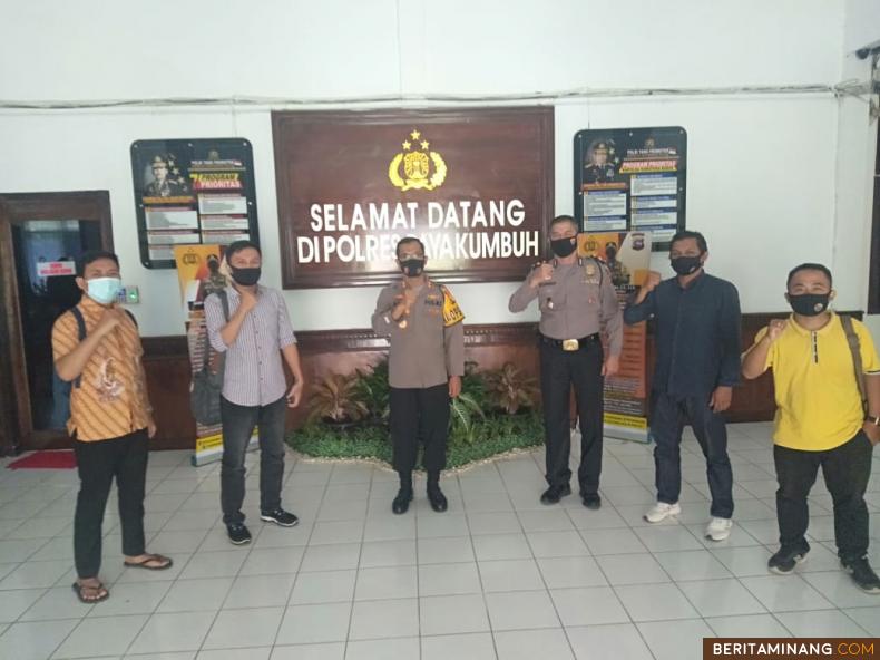 Balai Wartawan Luak Limopuluah Bagikan 2.000 Masker Di Tugu Adipura Dan Pasar Payakumbuh