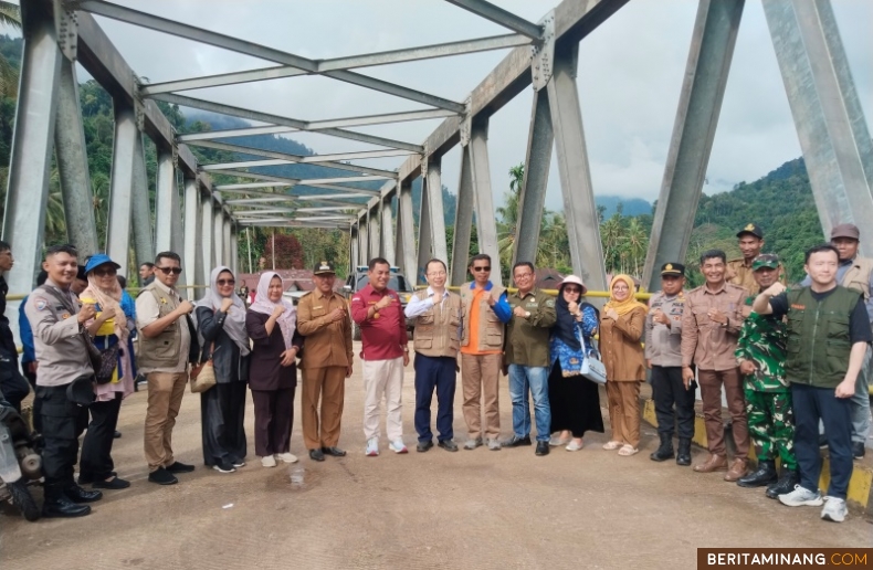 Pjs Bupati Era Sukma Munaf Bersama Tim ICL dan Kalaksa BPBD Sumbar Kunjungi Kampung Batu Bala, Selasa 91/10/2024). Foto: Kominfo Pessel