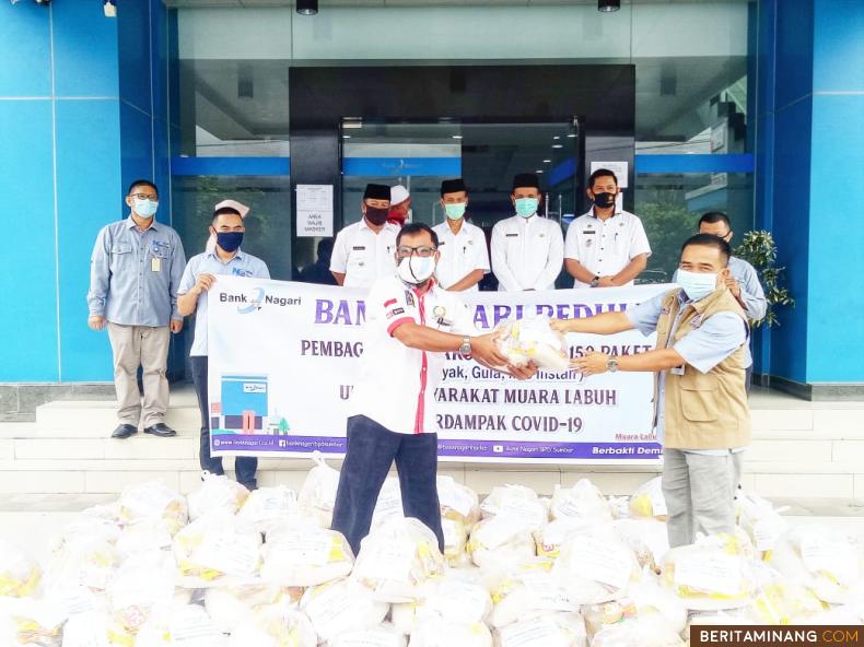 Suasana pembagian sembako dari Bank Nagari Muara Labuh. Foto Afrizal A