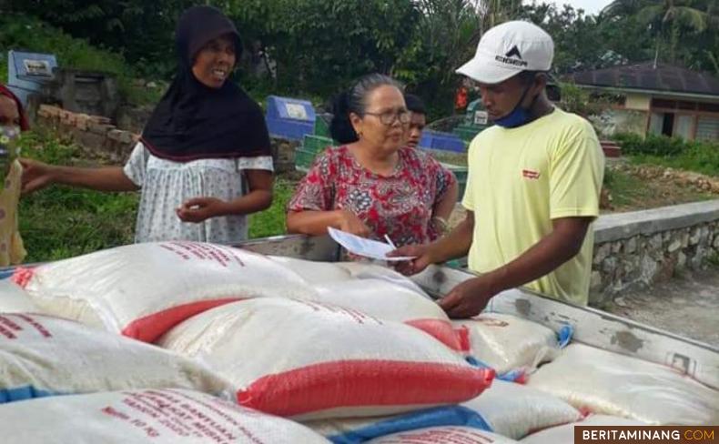 Perangkat Nagari Tanjung Bingkung saat menyerahkan beras Bansos yang diantar langsung ke penerima bebarapa hari lalu. Ist