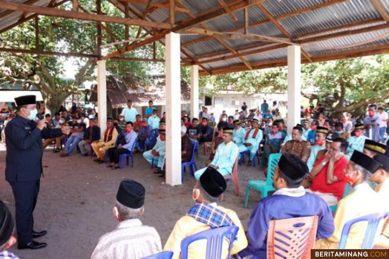 Mardison Mahyuddin Plt.Walikota Pariaman menghadiri kegiatan do'a tulak bala (tolak bala) yang dilaksanakan oleh masyarakat di Desa Taluak Kecamatan Pariaman Selatan. Foto: Kominfo Kota Pariaman