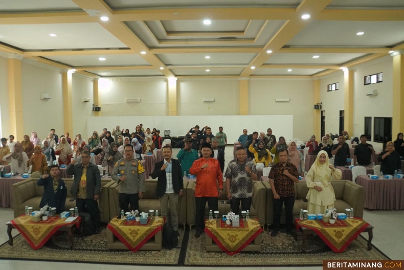 Komisioner Bawaslu Padang Panjang, Agus Salim foto bersama usai membuka kegiatan Sosialisasi Pengawasan Tahapan Pemilihan Bagi Disabilitas yang berlangsung di Auditorium Mifan Waterpark, Sabtu (2/11/2024). Foto: Kominfo Padang Panjang