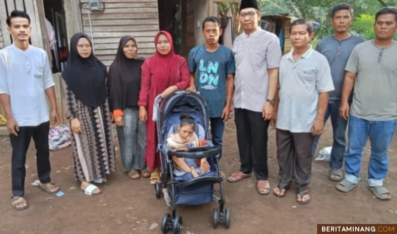 Tim Baznas Dharmasraya saat menyerahkan bantuan kepada Latifa, seorang anak berusia 10 tahun yang merupakan penyandang disabilitas di Jorong Sungai Kilangan, Nagari Sungai Dareh. Foto: Kominfo Dharmasraya