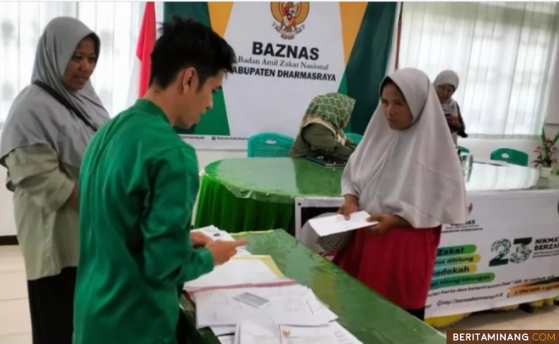 Suasana penyerahan penyaluran zakat untuk bantuan biaya berobat dan pendampingan di rumah sakit oleh Baznas Dharmasraya, Jumat (4/10/2024). Foto: Kominfo Dharmasraya