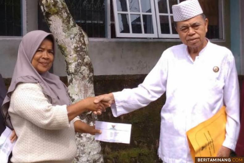 Ketua Baznas Solsel,  H. Soewandi Soeib menyerahkan bantuan pada pedagang di sekolah di Solsel. Foto Afrizal. A