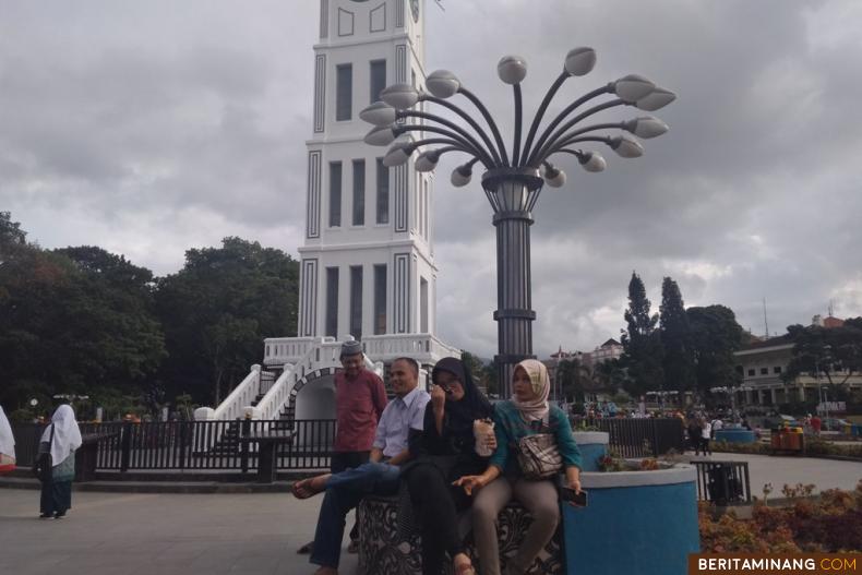 Pengunjung di depan Jam Gadang. Foto: MR Bagindo Mudo