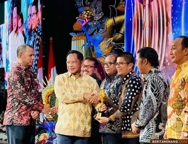 Menteri Dalam Negeri, M. Tito Karnavian serahkan penghargaan Upakarya Wanua Nugraha (UWN) kepada Plt. Gubernur Sumbar yang diwakili oleh Asisten Administrasi Umum Setdaprov Sumbar, Andri Yulika di Gedung Ksirarnawa Komplek Art Center Bali, JI. Nusa lndah, Sumerta Kelod, Kec. Denpasar Timur, Kota Denpasar, Provinsi Bali. Selasa (8/10/2024). Foto: Biro Adpim Sumbar