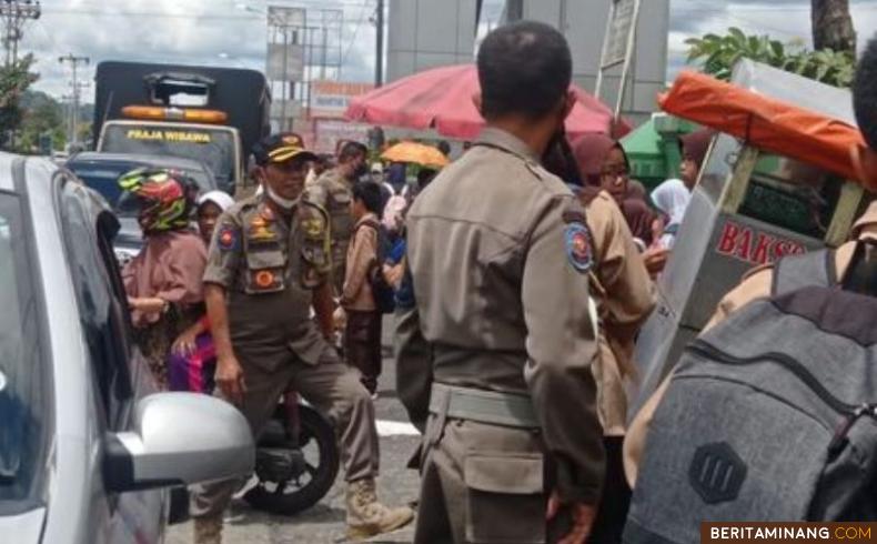 Suasana penertiban PKL oleh Satpol PP Padang Panjang.