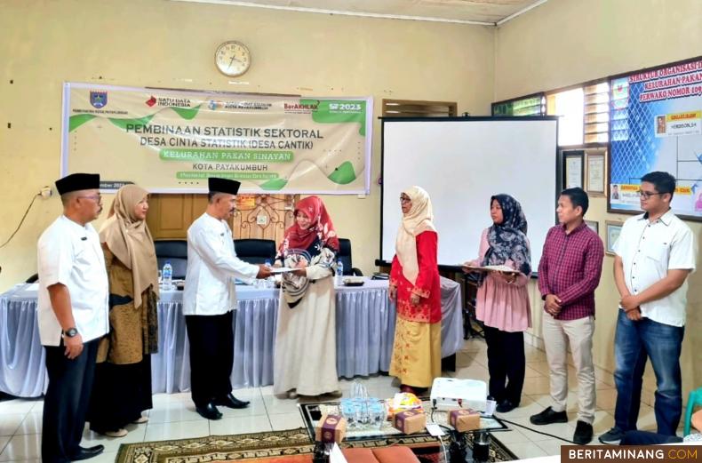 Kepala BPS Payakumbuh Dessi Febriyanti saat memberikan pembinaan di Kantor Lurah Pakan Sinayan. Foto : Kominfo Payakumbuh