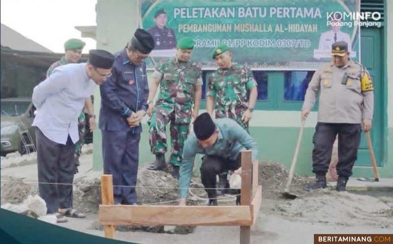 Penjabat (PJ) Wali Kota Sonny Budaya Putra, A.P, M.Si letakkan batu pertama pembangunan Musala Al Hidayah, di Komplek Koramil 01/PP Kodim 0307/Tanah Datar, Sabtu (2/3/2024). Foto: Kominfo Padang Panjang