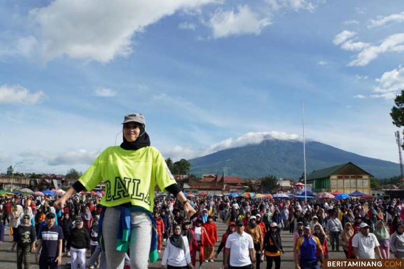 Warga Padang Panjang tumpah ruah mengikuti Jalan Sehat dan Senam Bersama dalam rangka memeriahkan Hari Jadi Kota (HJK) ke-234 di Lapangan Khatib Sulaiman Bancalaweh, Ahad (8/12/2024). Foto: Kominfo Padang Panjang