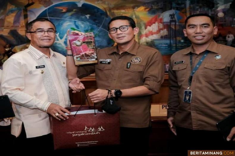 Pj Wako Rida Ananda saat bertemu Menteri Pariwisata dan Ekonomi Kreatif Sandiaga Salahuddin Uno, di Jakarta (Rabu, 22/2). Foto : Dok Kominfo Pyk