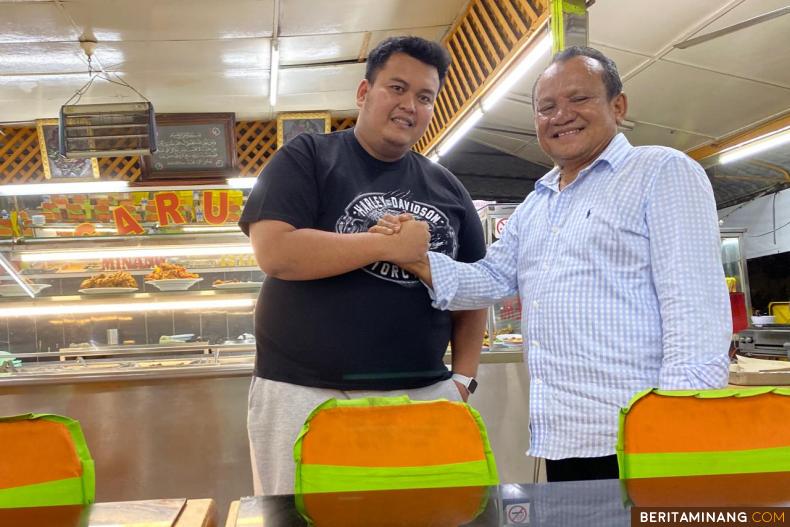 Rizki Abdian Putra (kiri)  saat bertemu Pengusaha Restoran Malaysia H. Zulfahmi. Ist