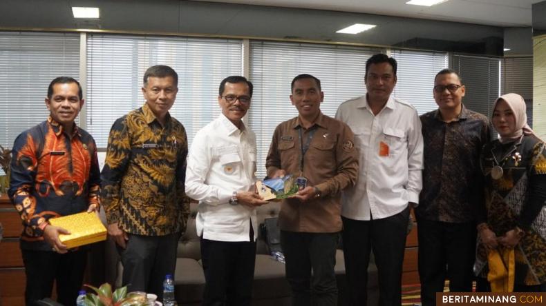 Bupati Lima Puluh Kota Safaruddin bersama Direktur Pemasaran Wisata Nusantara (PWN) Dwi Marhen Yono di Kementerian Pariwisata dan Ekonomi Kreatif (Kemenparekraf) RI di Jakarta, Rabu (01/03/2023) Foto : Dok Kominfo Liko