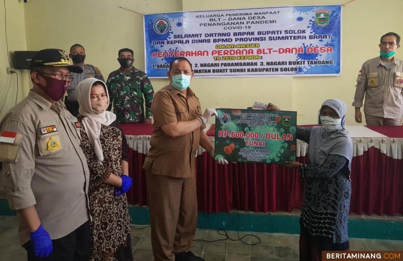 Bupati Solok Drs. H. Gusmal, MM. dan Ketua Tim Penggerak PKK Kabupaten Solok Hj. Desnadevi Gusmalmenyaksikan Kadis PMD Sumbar Drs. H. Syafrizal Ucok, MM. luncurkan BLT Dana Desa.