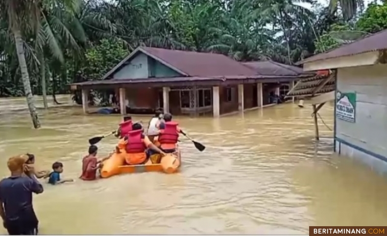 Personel BPPD Dharmasraya mengevakuasi warga terdampak bencana dengan menggunakan perahu karet, kemarin. Foto: BPBD Dharmasraya