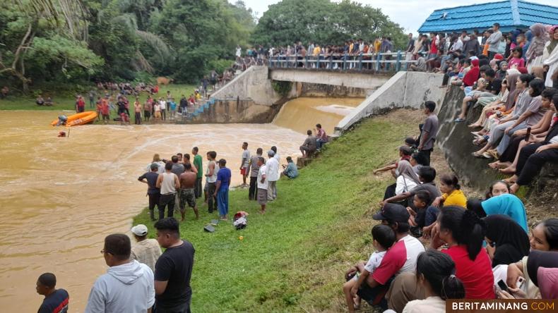 Warga saat menyaksikan pencarian pelajar hanyut di di Sungai Batang Mimpi pada Rabu (7/6). Foto: Eko