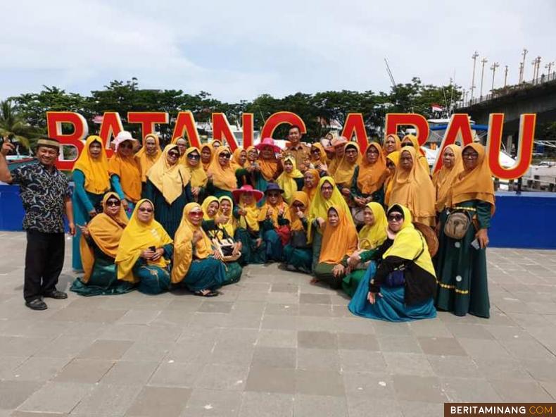 Para ibu majelis taklim dari Medan berfoto di Batang Arau. Foto Humas Padang