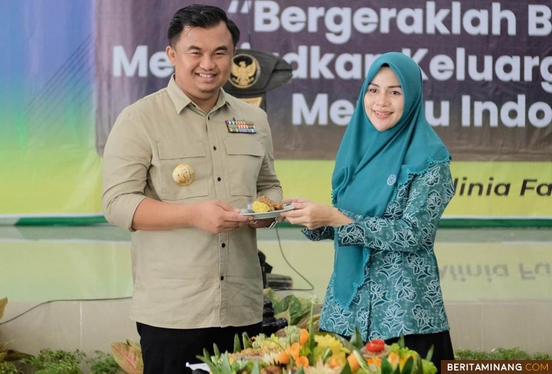 Bupati Dharmasraya, Sutan Riska Tuanku Kerajaan saat menghadiri sekaligus membuka acara Jambore PKK di Nagari Sitiung pada hari Kamis, (04/07/24). Kegiatan ini dihadiri oleh Ketua TP PKK, Dewi Sutan Riska. Foto: Kominfo Dharmasraya