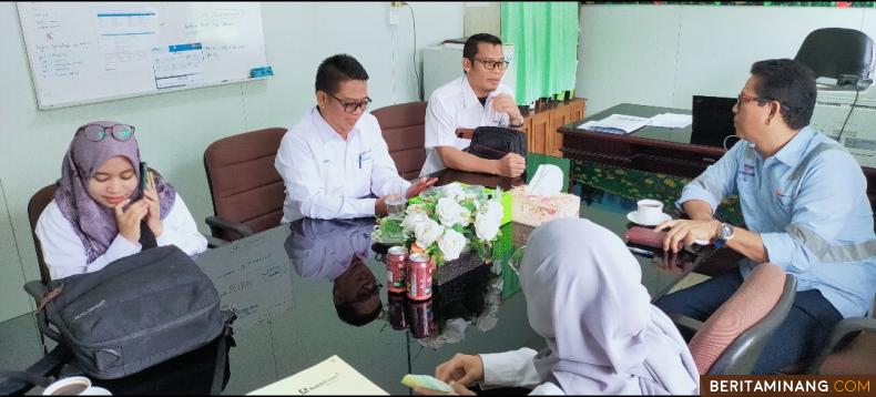 Para pengelola dana kemitraan PT Bukit Asam saat melakukan koordinasi terkait penyaluran dana kemitraan senilai Rp 410 juta di Pertambangan Ombilin Sawahlunto, Senin (27/6/2022) Foto : Iyos