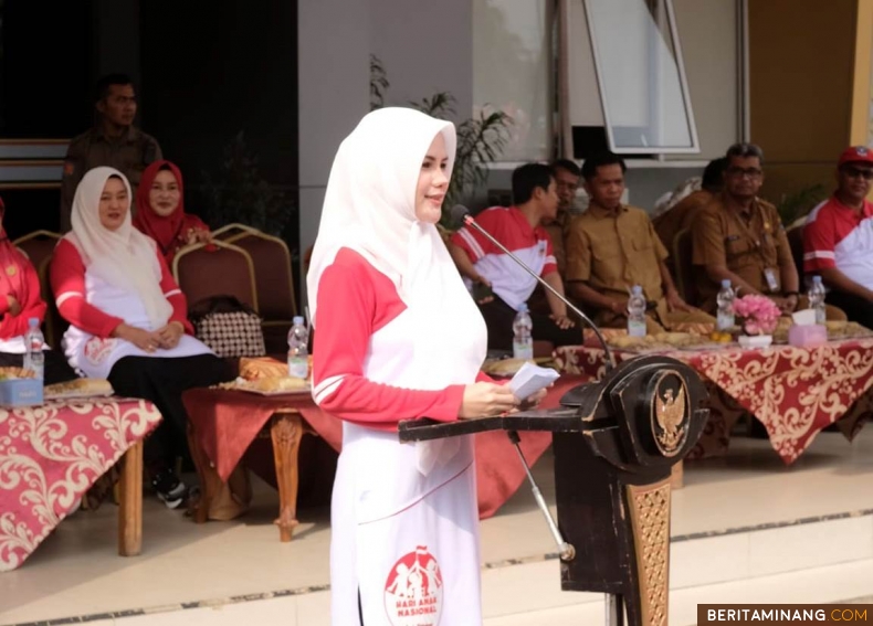 Bunda PAUD Kabupaten Dharmasraya, Ny. Dewi Sutan Riska turut hadir memeriahkan momentum peringatan Hari Anak Nasional yang dilangsungkan di halaman kantor bupati setempat, Pulau Punjung, Selasa (06/08/2024). Foto: Kominto Dharmasraya