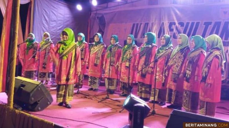 Tim Paduan Suara Bundo Kanduang Padang Panjang saat beraksi di  Festival Kesultanan Pagaruyuang. Foto: Dok. Kominfo Padang Panjang