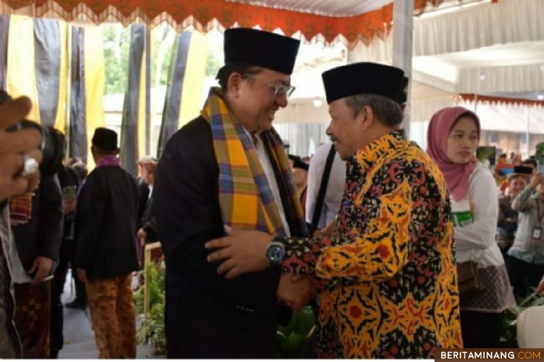 Bupati Agam H.Andri Warman berikan ucapan selamat kepada H. Andi Achmad Dara, SE, M.AP, yang dikukuhkan sebagai pangulu baru di pasukuan Guci Piliang Labuah gadang,Nagari Koto Gadang,Minggu,(15/12).