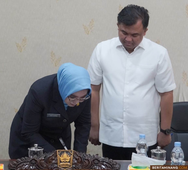 Bupati Dharmasraya, Sutan Riska Tuanku Kerajaan dan Kepala Kejaksaan Negeri (Kejari) Dharmasraya, Ariana Juliastuty, menandatangani Nota Kesepahaman, yang dilaksanakan di kantor bupati setempat, Pulau Punjung, Senin (02/09/2024). Foto: Kominfo Dharmasraya