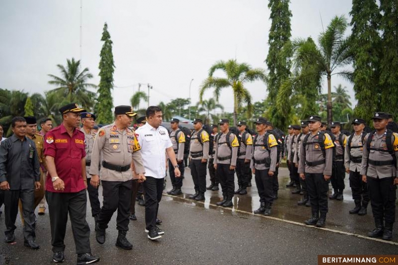 Bupati Dharmasraya, Sutan Riska Tuanku Kerajaan saat menghadiri acara Apel Pergeseran Pasukan (Serpas) Personil Polri Pengamanan TPS, tahap pemungutan suara pemilu 2024 di Halaman Kantor Bupati Dharmasraya, Senin (12/02/2024). Foto: Kominfo Dharmasraya