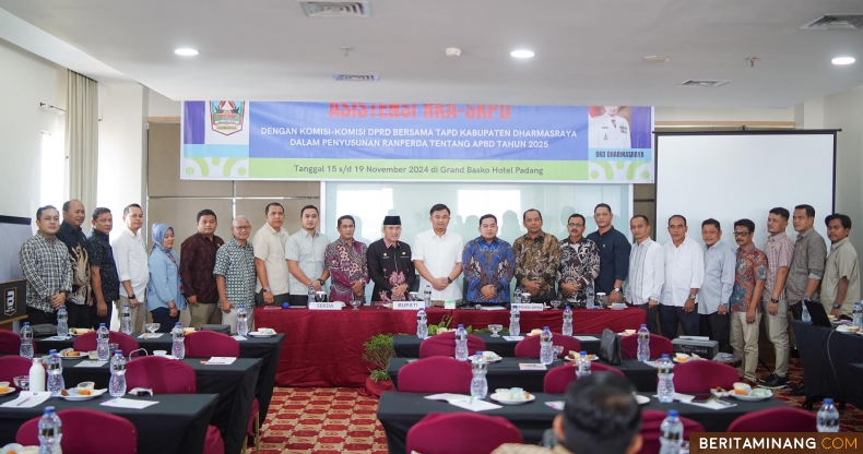 Bupati Sutan Riska foto bersama di sela-sela kegiatan Asistensi Rencana Kerja Anggaran Satuan Kerja Perangkat Daerah (RKS SKPD) pada APBD Kabupaten Dharmasraya tahun anggara 2025, Sabtu (16/11/2024). Foto: Kominfo Dharmasraya