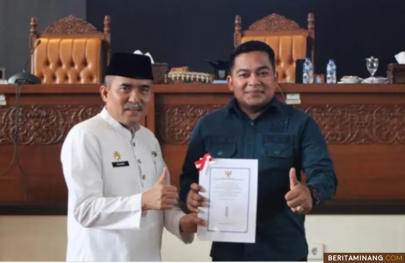 Sekretaris Daerah Adlisman sampaikan jawaban bupati ke DPRD Dharmasraya dalam rapat paripurna RPJPD lanjutan, Jumat (19/7/2024). Foto: Kominfo Dharmasraya